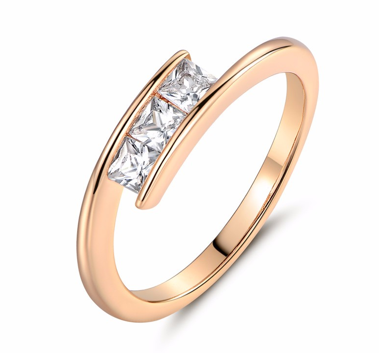 Ring med Cubic Zirconia och i 18K Roséguldplätering