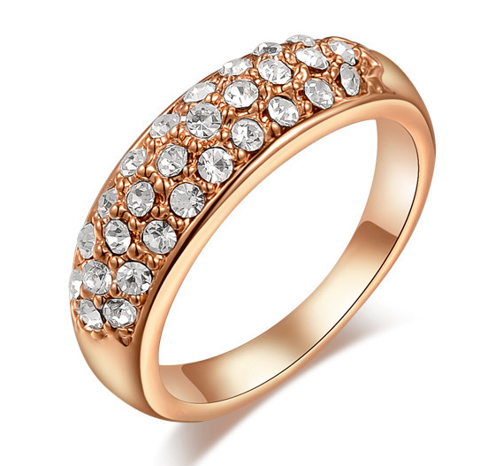 Ring med ett band av små Austrian Crystals och 18K Roséguldplätering