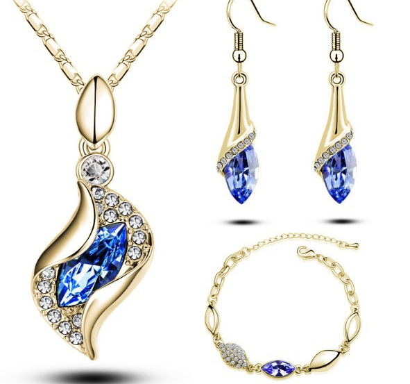 Smyckeset med Blå stora och Vita små Austrian Crystals samt i 18 K Guldplätering