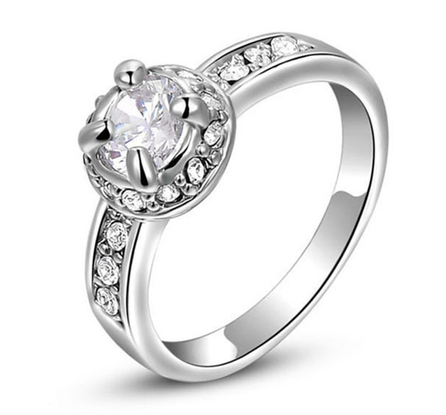Ring med en stor och många små stenar i Austrian Crystals och Platinumplätering