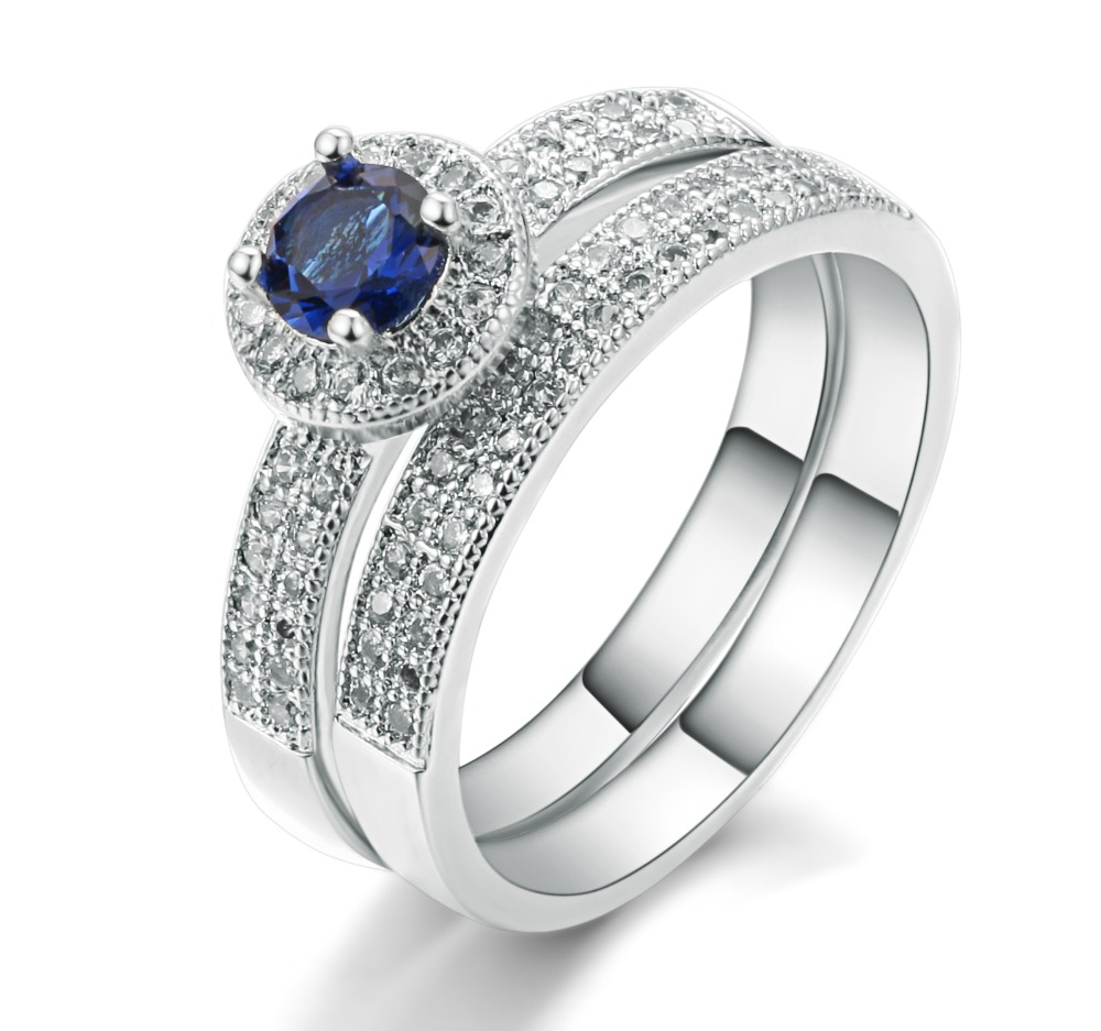 Dubbla ringar med en Blå stor och många små stenar i Cubic Zirconia samt i Platinumplätering