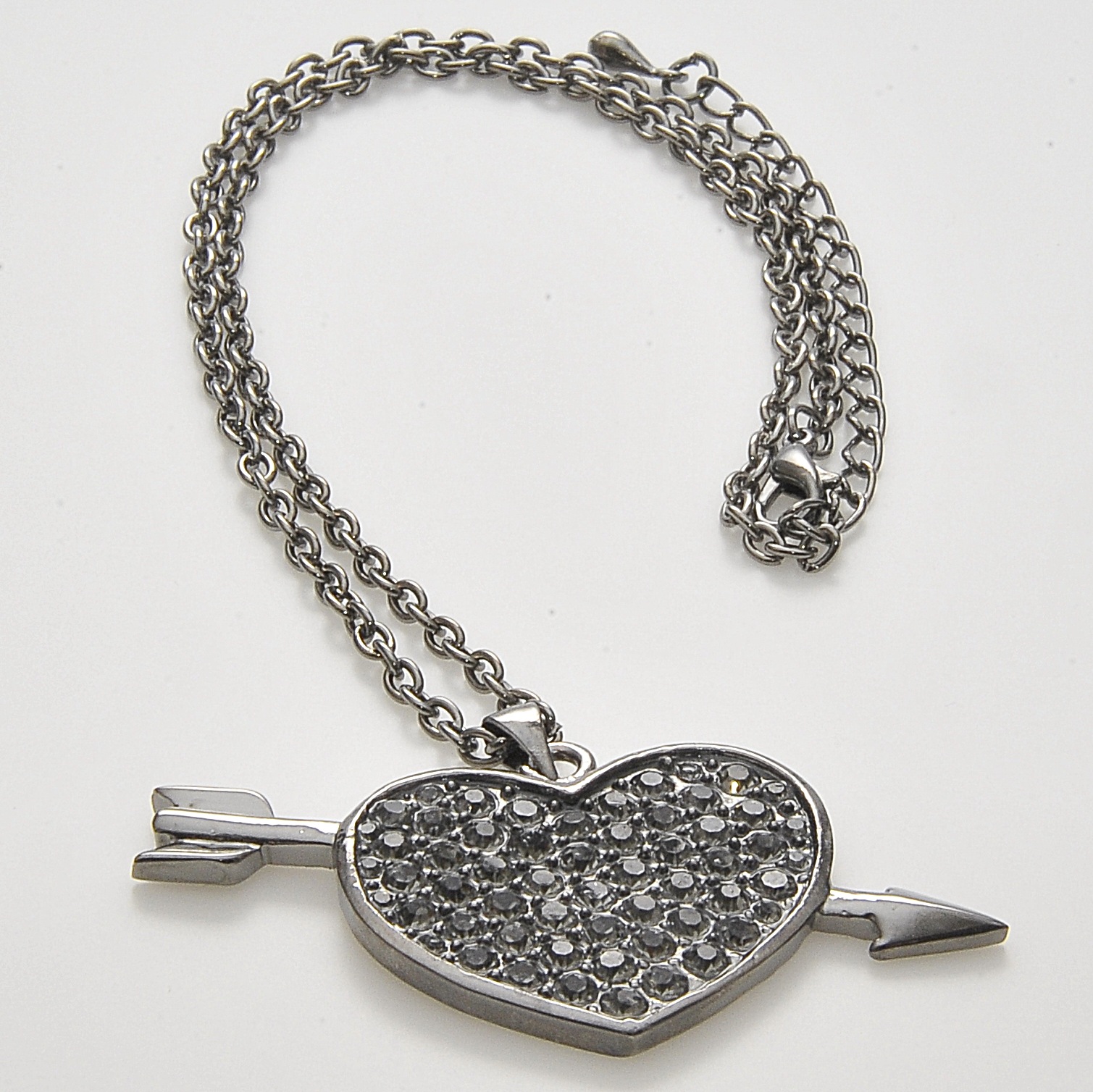 Halsband med skinande stenar i pläterat rhodium