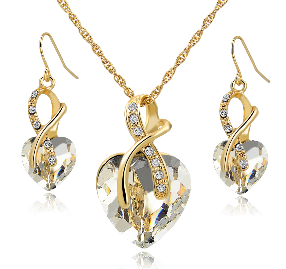 Smyckeset med Austrian Crystals samt i 18 K Guldplätering