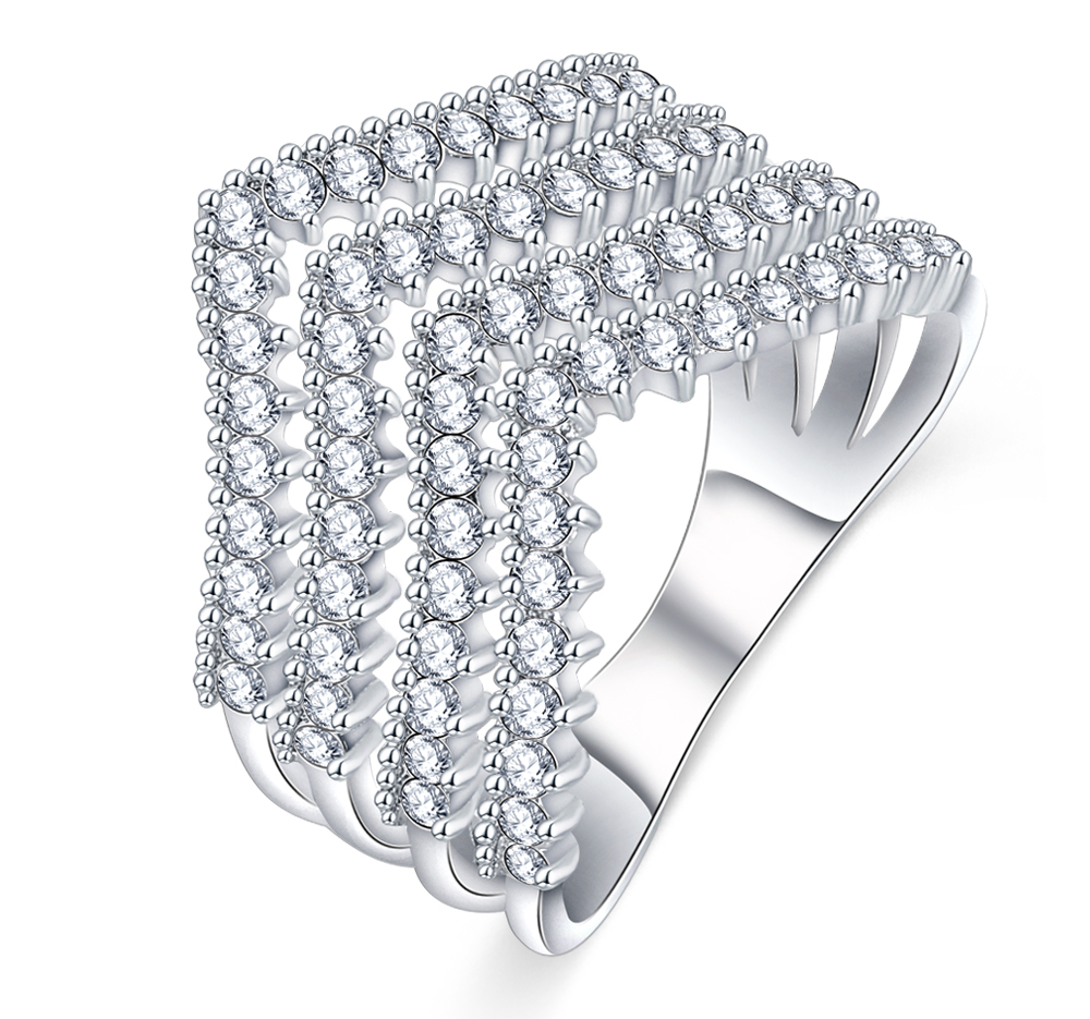 Ring med många små Cubic Zirconia och i 925 Sterling Silverplätering