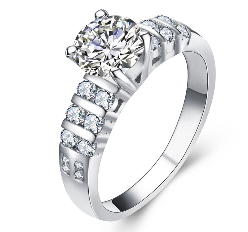 Ring med många små  och en större Cubic Zirconia samt i 925 Sterling Silverplätering