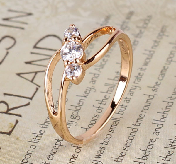 Ring med stenar i Cubic Zirconia samt i 18K Roséguldplätering