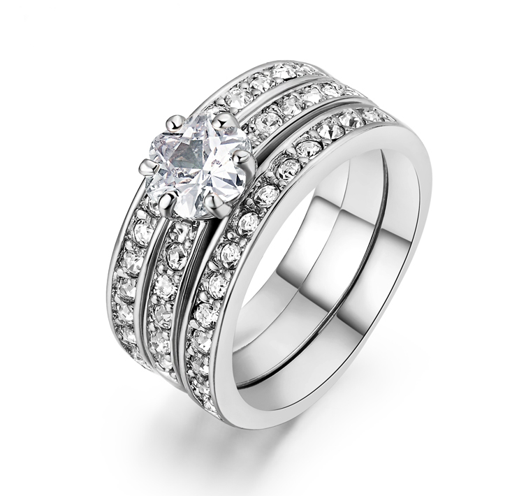 Trippla ringar med många små och en stor sten i Austrian Crystals och platinumplätering