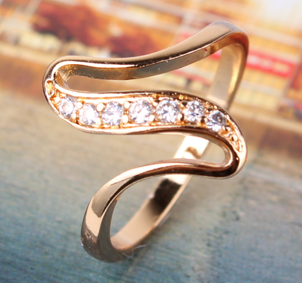 Ring med Cubic Zirconia och i 18K Guldplätering