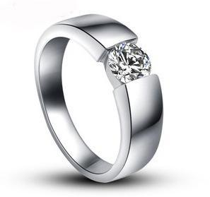 Stilren ring i herrmodell med en Cubic Zirconia och i platinumplätering