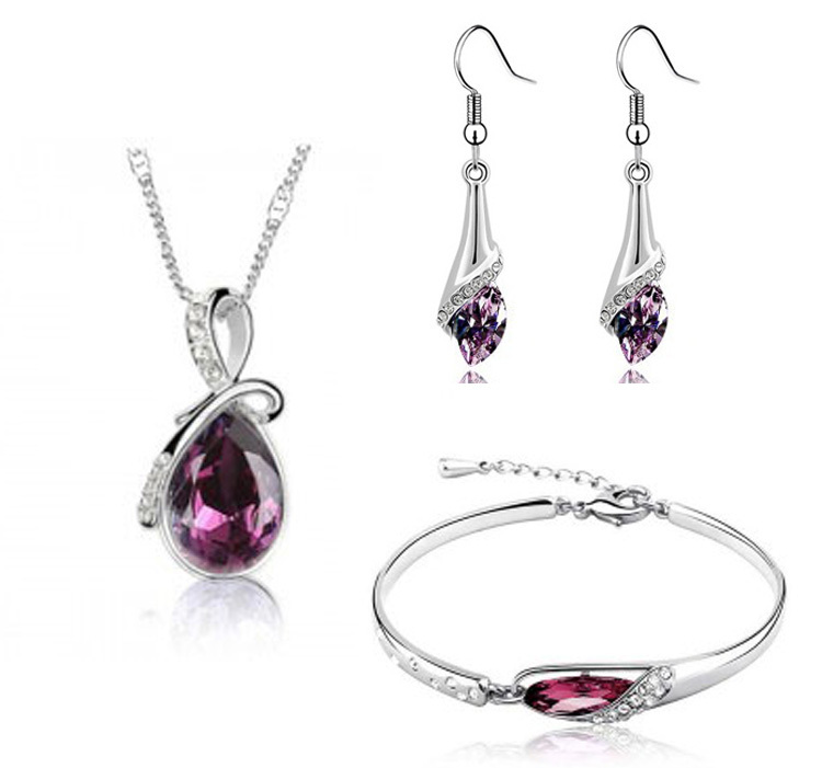 Smyckeset med Lila och Vita Kristaller samt i 925 Sterling Silverplätering