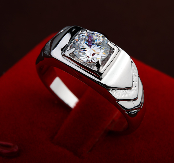 Stilren ring i herrmodell med en Cubic Zirconia och i platinumplätering