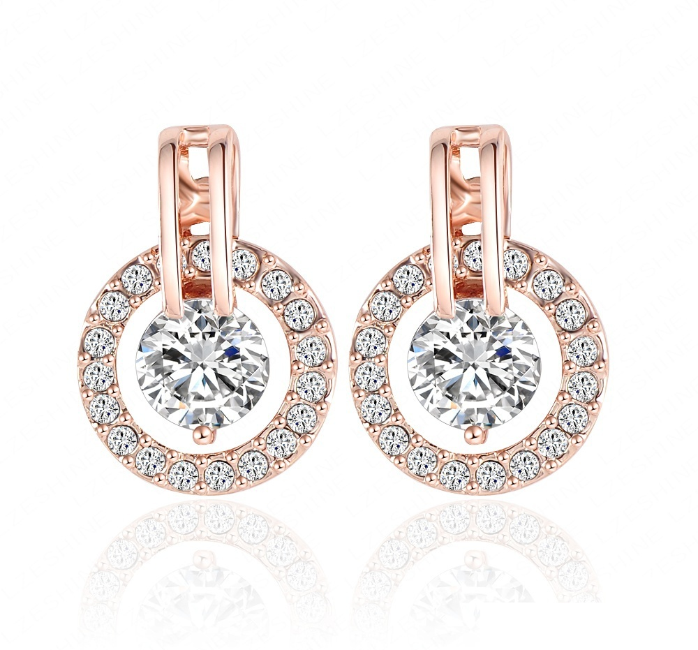 Örhängen med en större samt många små Austrian Crystals samt i 18 K Guldplätering