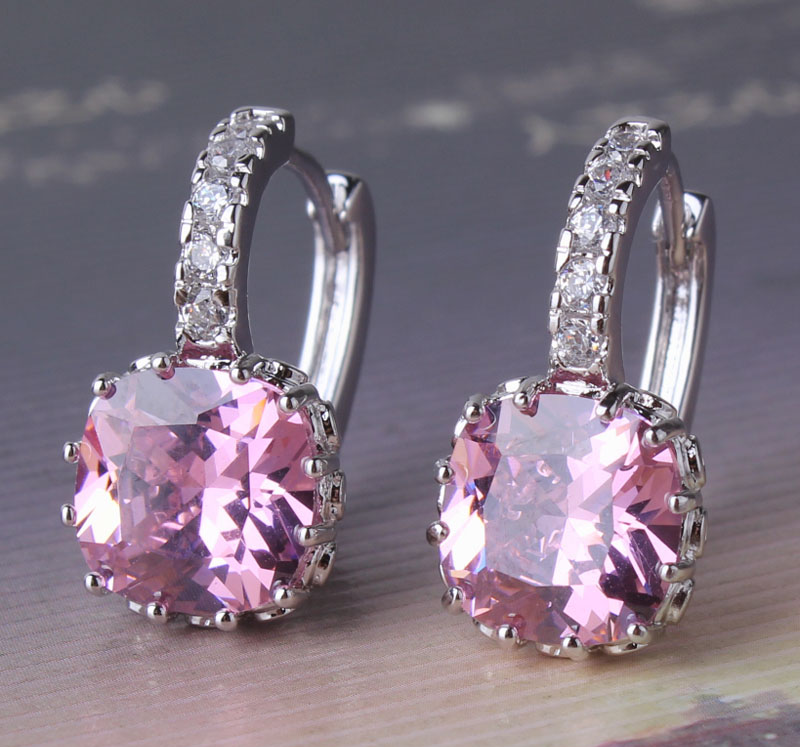 Örhängen med Cubic Zirconia och i 18 K Vit Guldplätering