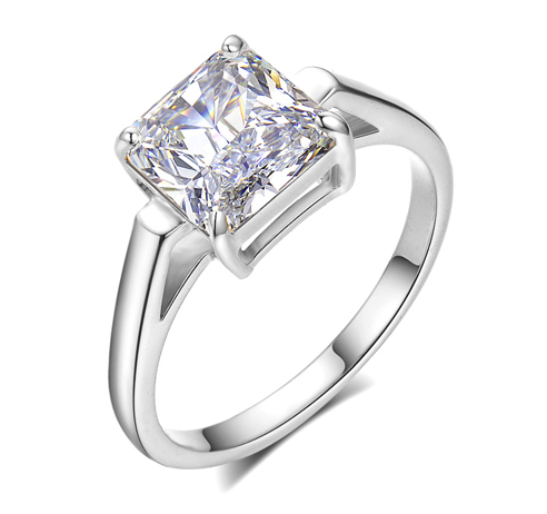 Ring med en kvadratisk sten i 8 mm Cubic Zirconia och i platinumplätering