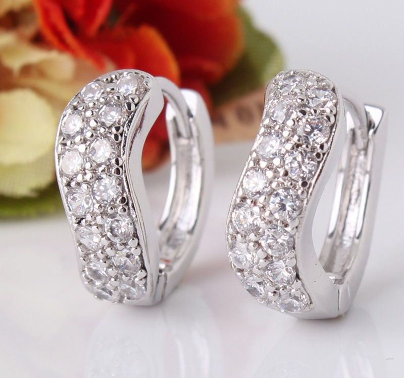 Örhängen med Cubic Zirconia och i 18 K Vit Guldplätering
