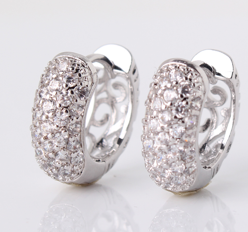 Örhängen med Cubic Zirconia och i 18 K Vit Guldplätering