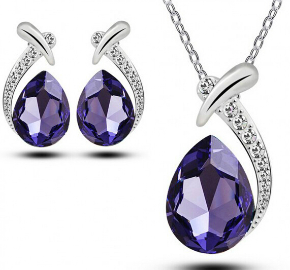 Smyckeset med Lila och Vita Austrian Crystals samt i 925 Sterling Silverplätering