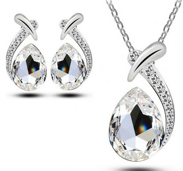 Smyckeset med Vita Austrian Crystals samt i 925 Sterling Silverplätering
