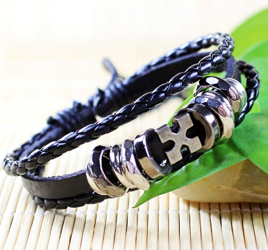 Läderarmband med metalldetaljer