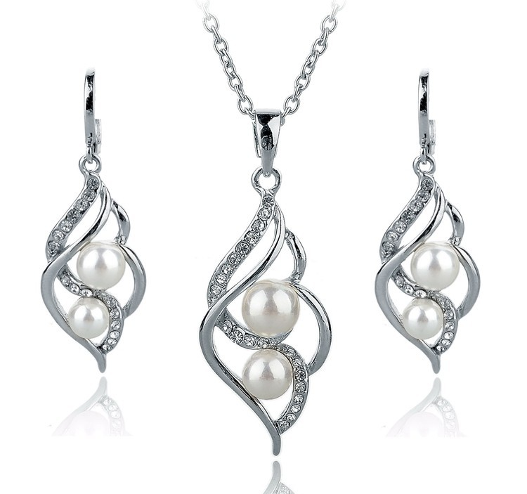 Smyckeset med Austrian Crystals och Simulated Pearls - 925 Sterling Silverplätering och vita Pärlor