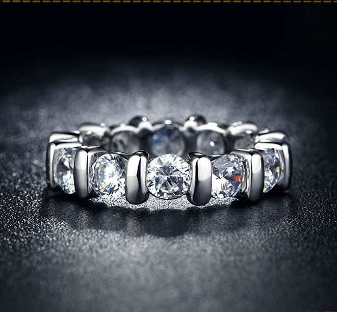 Ring med små Cubic Zirconia i 18K Vit Guldplätering