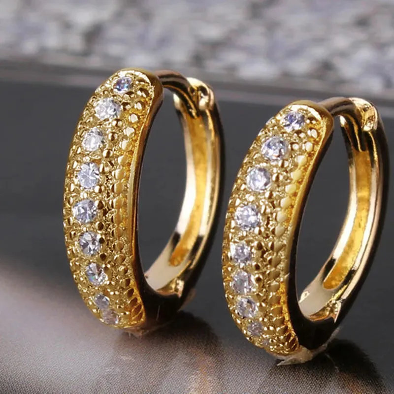 Örhängen med flera små Cubic Zirconia och i 18 K Guldplätering