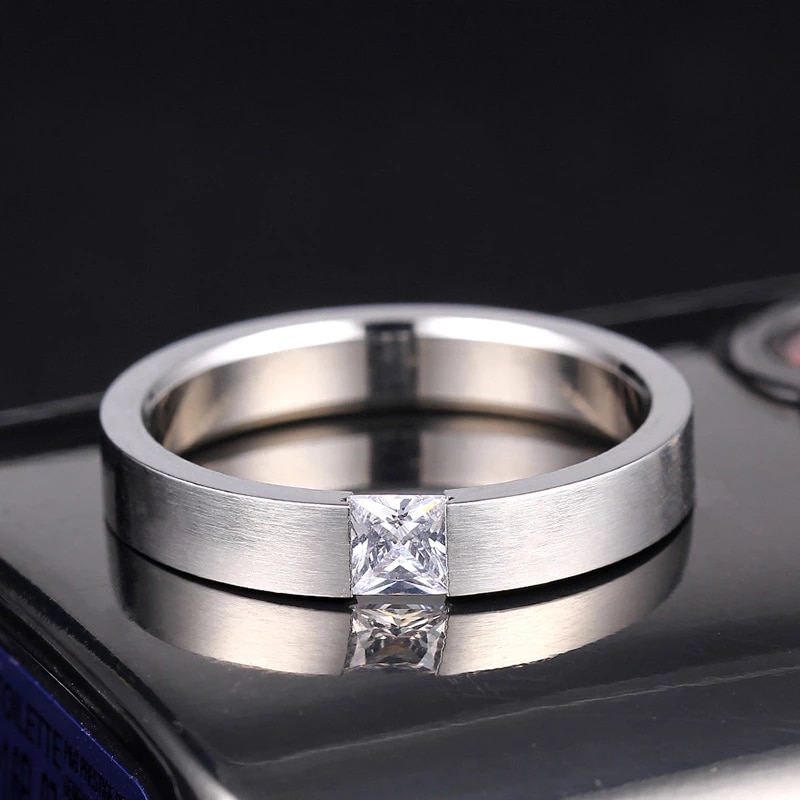 Ring  med kvadratisk Cubic Zirconia och i rosfritt stål