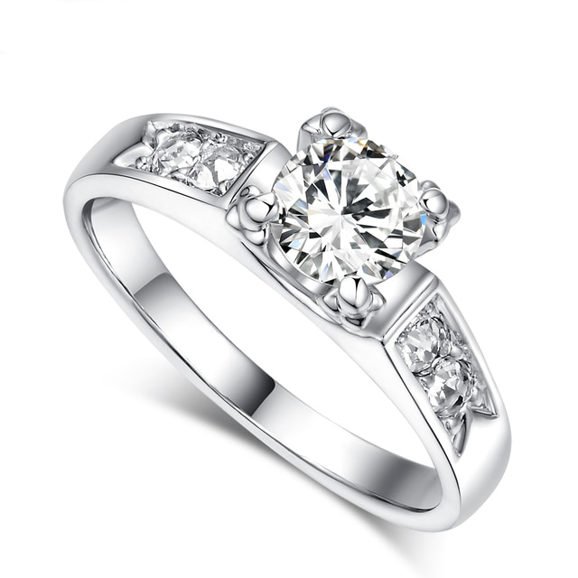 Ring med Austrian Crystals och i 925 Sterling Silverplätering