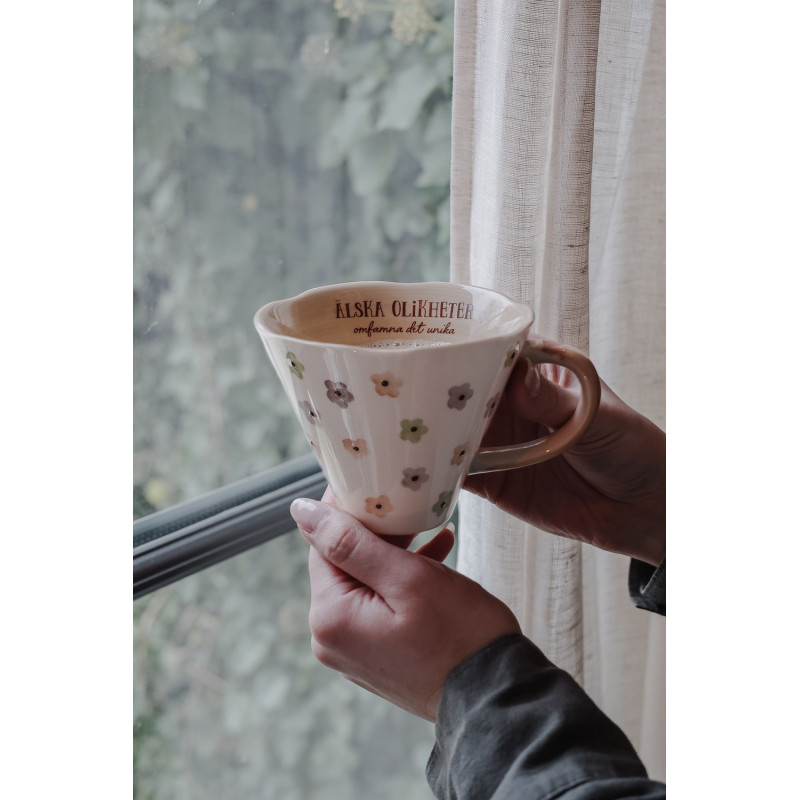 Majas Cottage Mugg Älska olikheter Omfamna det unika