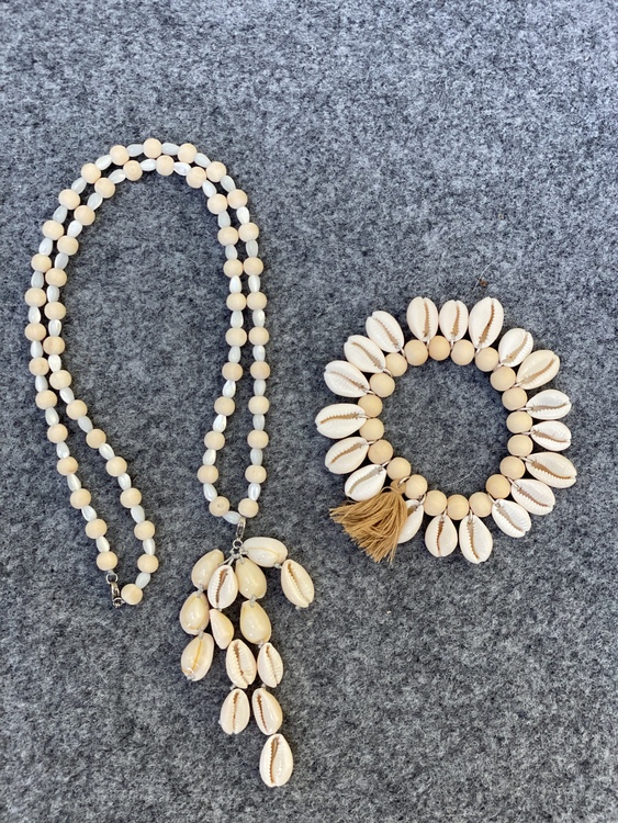 Halsband/ Armband snäckor