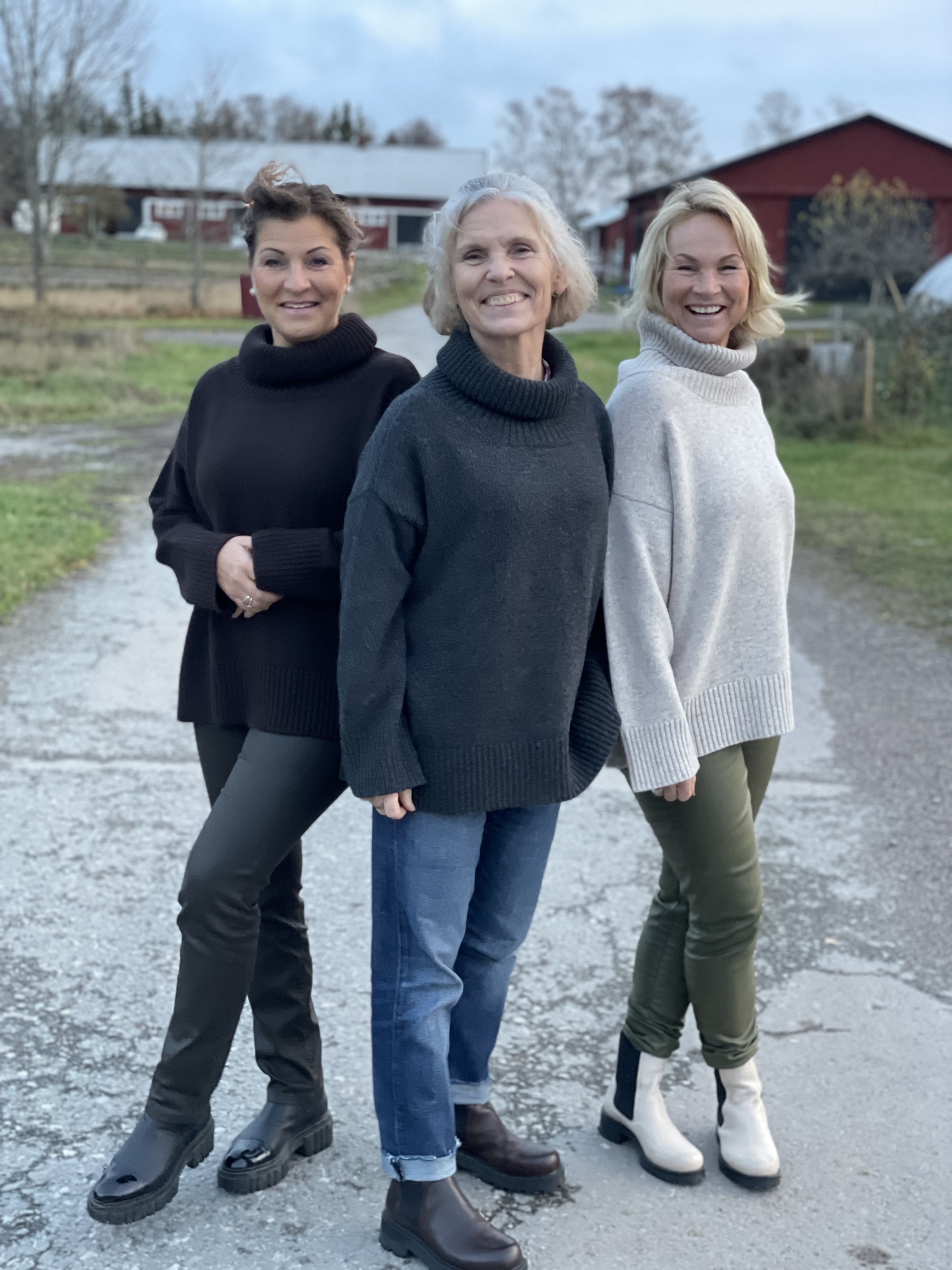 Stickad polotröja 100% lammull mörkgrå