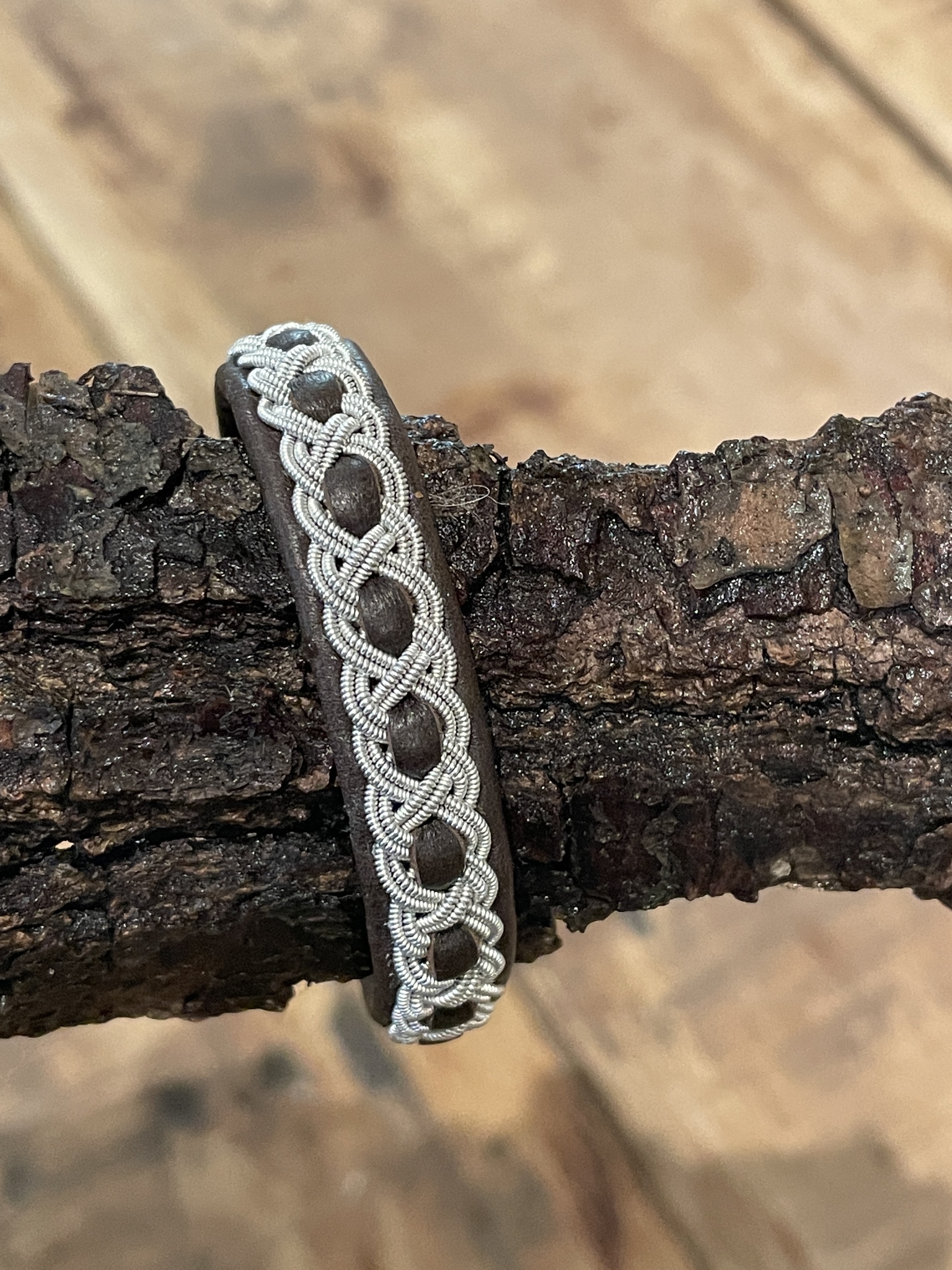 HANDSYDDA SAMISKA ARMBAND