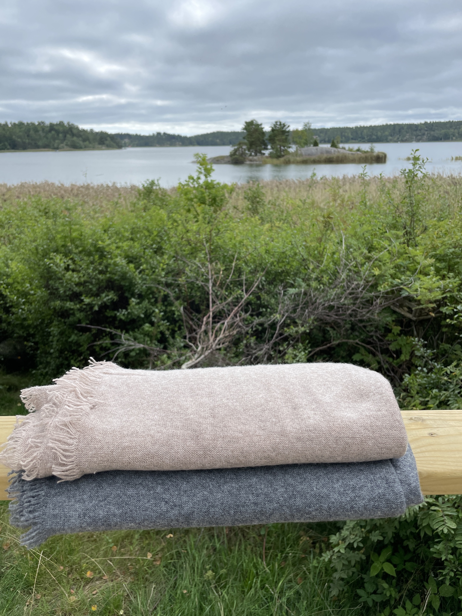 Sjal i merinoull och cashmere med fransade kanter