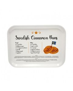 Bricka swedish cinnamon buns 27 x 20 cm, vit med svart text, svensk kanelbulle