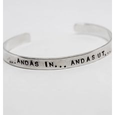 Stilrent armband med text
