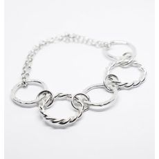 Armband med ringar och kedja