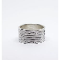 "Wave" bred ring