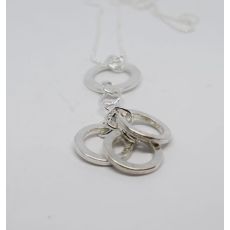 Coolt och kraftigt halsband