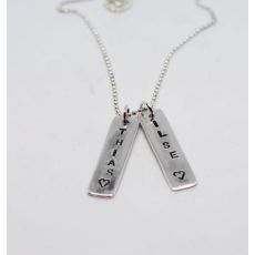 Silverhalsband med namnbrickor