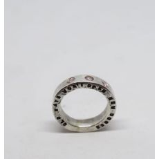 Silverring med text och stenar