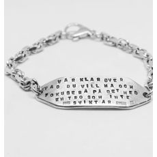 Stilrent armband med text