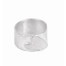 Bred ring med liggande hjärta