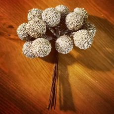 Silvergrå konstgjorda bär