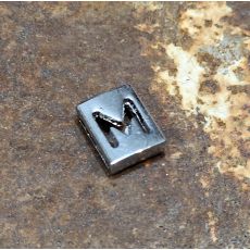 Fyrkantig bokstav till armband - M