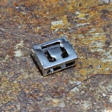 Fyrkantig bokstav till armband - C