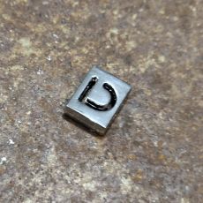 Fyrkantig bokstav till armband - D