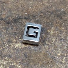 Fyrkantig bokstav till armband - G