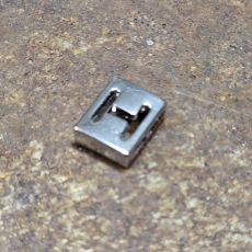 Fyrkantig bokstav till armband - H