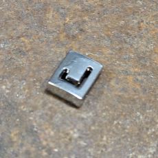 Fyrkantig bokstav till armband - J