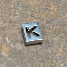 Fyrkantig bokstav till armband - K